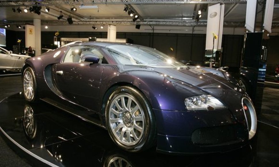 J.Buttonas už tokį patį tik juodos spalvos „Bugatti Veyron“ automobilį nori per milijoną eurų.