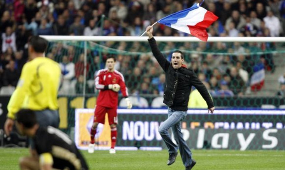 Prancūzų sirgalius linksmino rungtynių dalyvius ir žiūrovus bėgiodamas aikštėje su Prancūzijos vėliava
