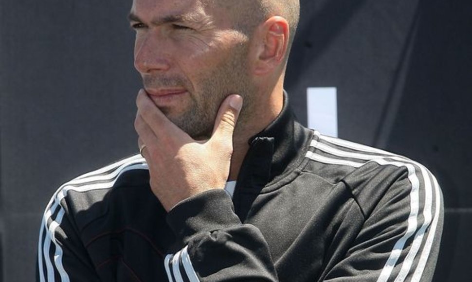 Z.Zidane'as Madrido klube dirbs nemokamai