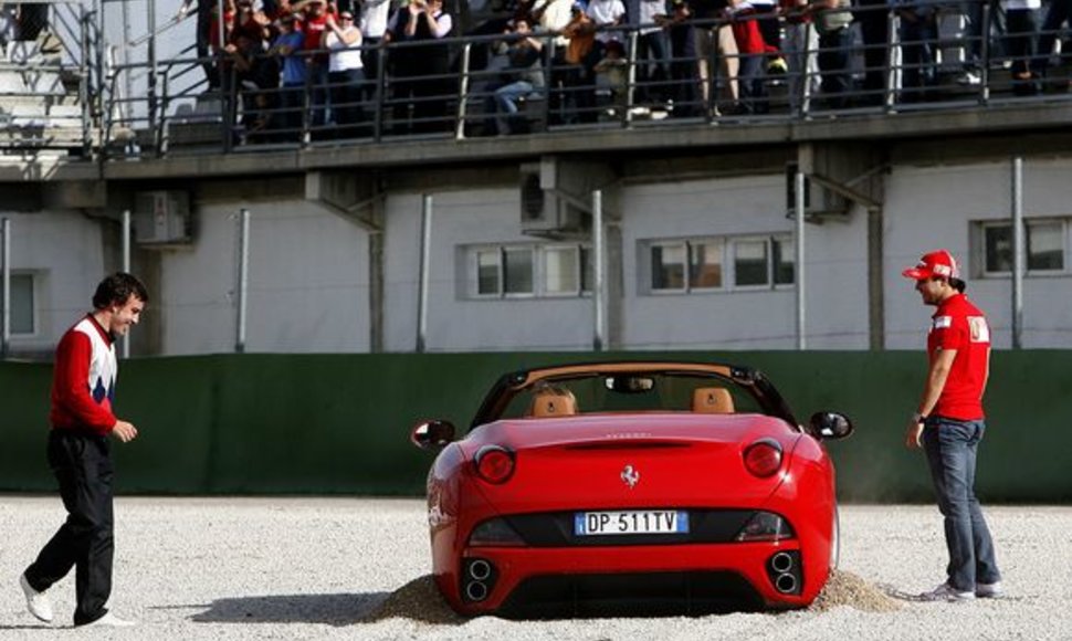 Užklimpęs automobilis sukėlė juoką „Ferrari“ pilotams
