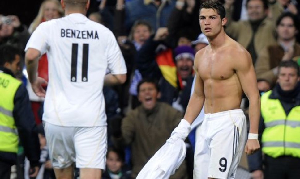 C.Ronaldo pademonstravo savo raumenis