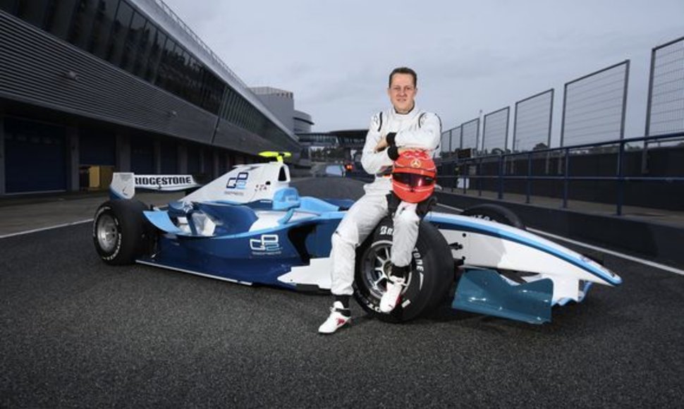 M.Schumacheris tikrina savo įgūdžius su GP2 serijos bolidu