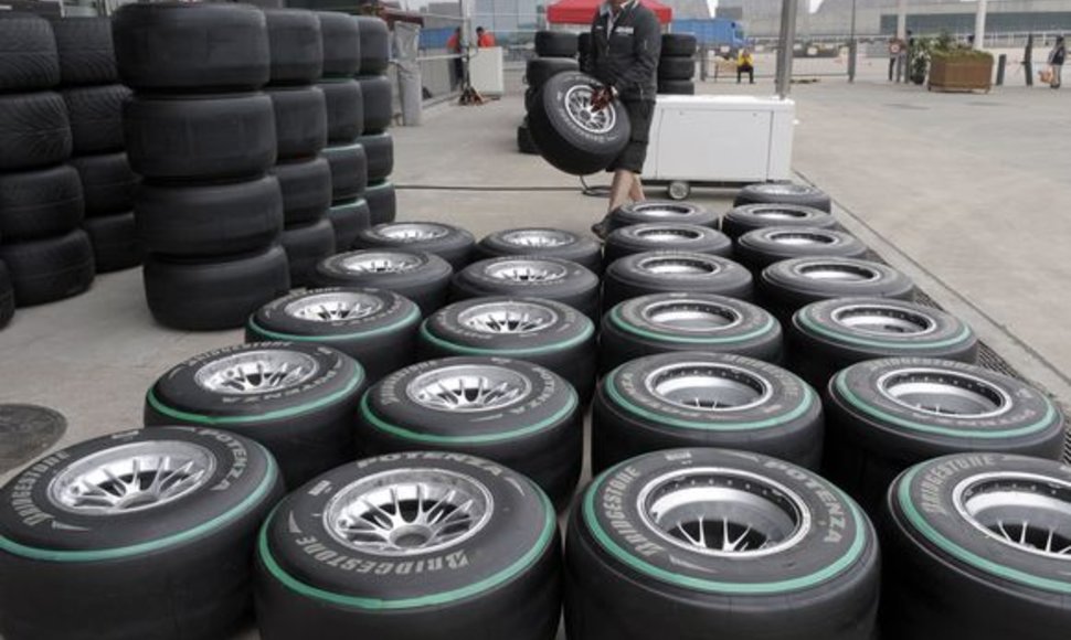 Padangų gamintojas „Bridgestone“ įpareigotas tiekti savo gaminius tik naujam sezonui registruotoms komandoms.