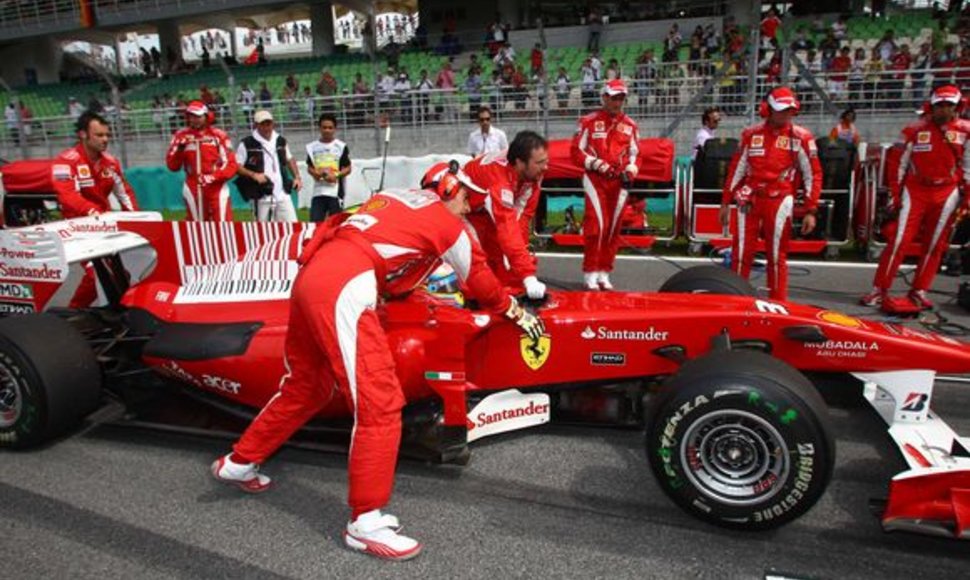 „Ferrari“ komanda vis dar sprendžia motorų problemą
