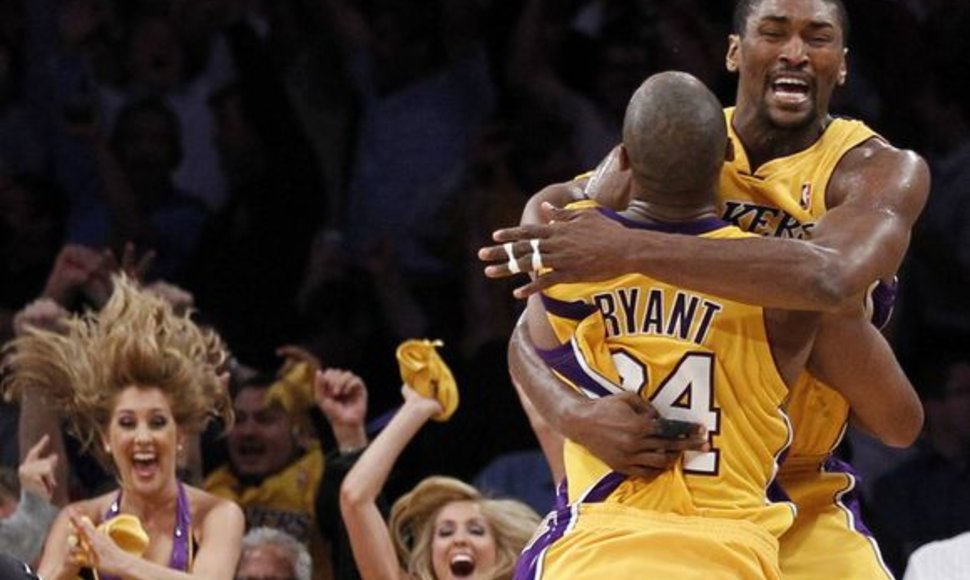 R.Artesto metimas su finalo sirena lėmė „Lakers“ pergalę