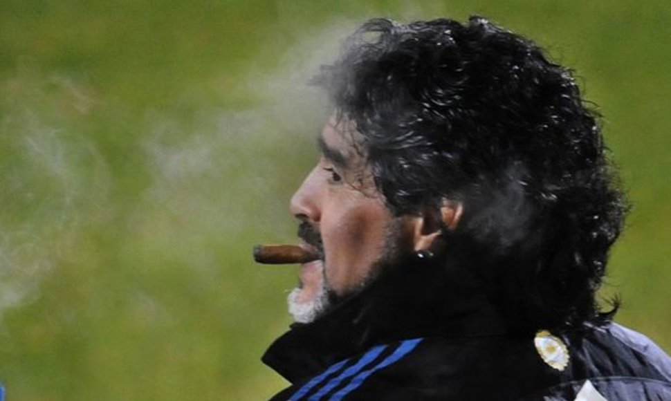 D.Maradona žaidė su cigaru dantyse