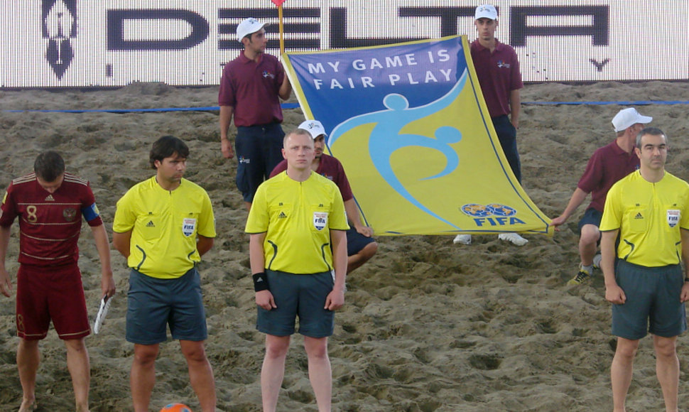 R.Cviklinskis (geltona apranga antras iš kairės) paplūdimio futbolo turnyre Italijoje. 