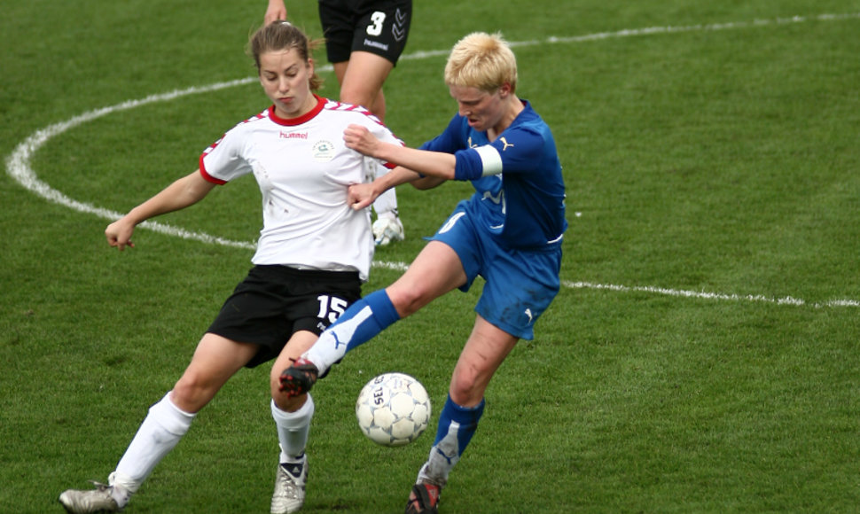 „Gintros“ ekipos žaidėja (balta apranga) 2008 m. rungtynėse su „Klaksvíkar Ítrottarfelag“.