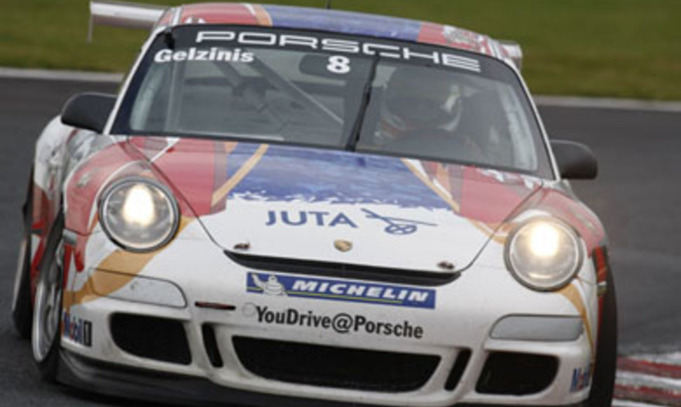 Tarp 27 „Porsche“ bolidus vairuojančių vyrų ir Kauno automobilių sporto klubo „Juta Racing“ nariai - Jonas Gelžinis bei Tautvydas Barštys.
