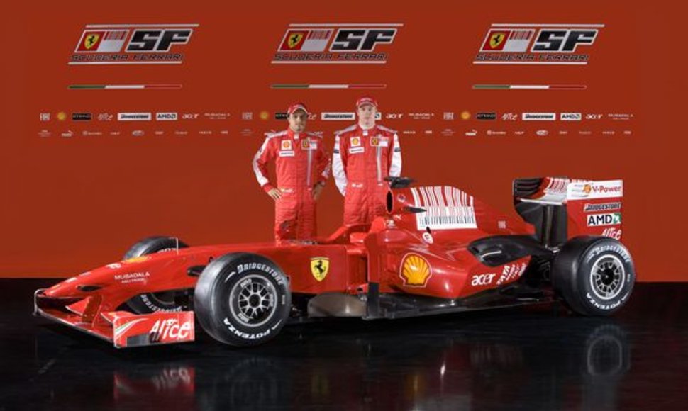 Naujasis „Ferrari“ su pilotais Felipe Massa ir Kimi Raikkonenu