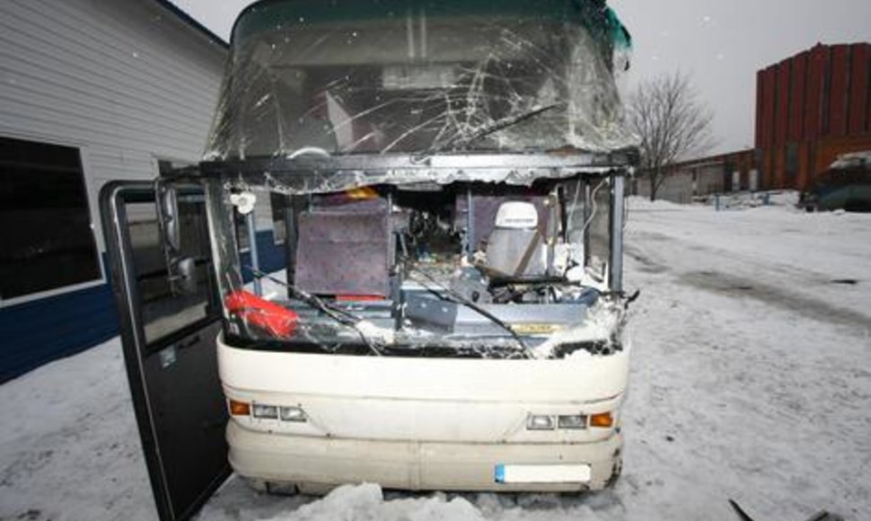 Taip atrodė autobusas po avarijos.