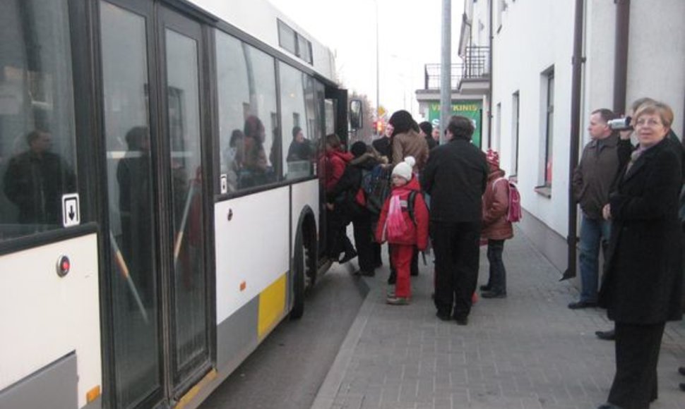 Kėdainiuose jau kelerius metus galioja tvarka, kad keleiviai į viešąjį transportą lipa tik pro priekines duris. Tokią sistemą norima pritaikyti ir Klaipėdoje. 