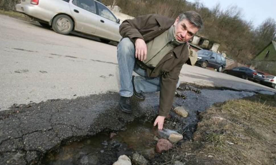 Nuo šlaito srūvantis vanduo išgraužė L.Ivinskio gatvės dangą.