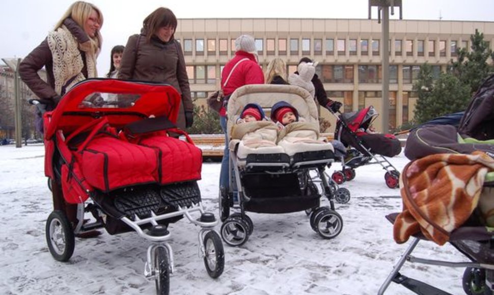Ilgesnes motinystės atostogas moterys išsireikalavo ir piketais prie Seimo.
