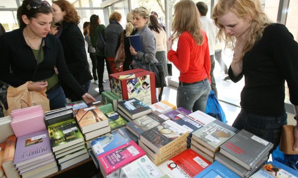 Vienas iš VDU festivalio renginių – mokslo leidinių ir knygų mugė – sudomino studentus.