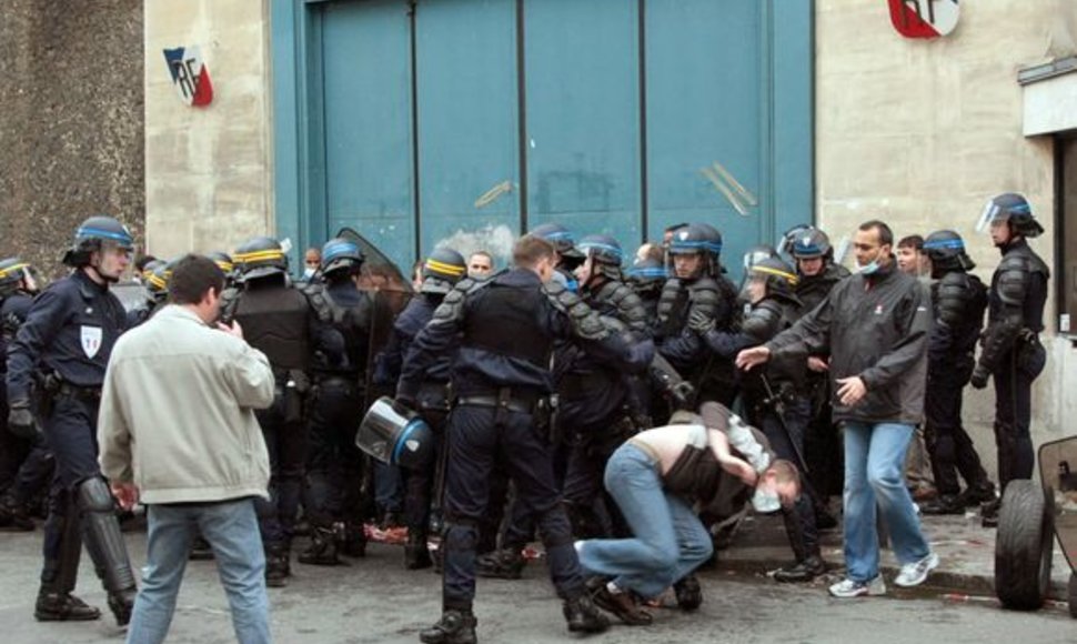 Prancūzijos riaušių policija tramdė kalėjimų prižiūrėtojus.