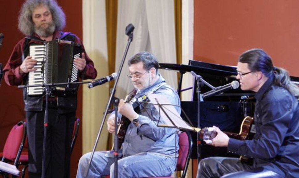 Su įvairiais atlikėjais ir vieniems koncertuojantys A.Kulikauskas ir O.Ditkovskis Kaune pasirodys kartu su S.Bareikiu bendrame visų trijų kūrinyje – grupėje „Adios“.