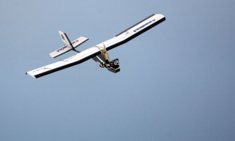 K.Fedirkos pilotuojamas radijo bangomis lėktuvas gali skristi visais metų laikais. 