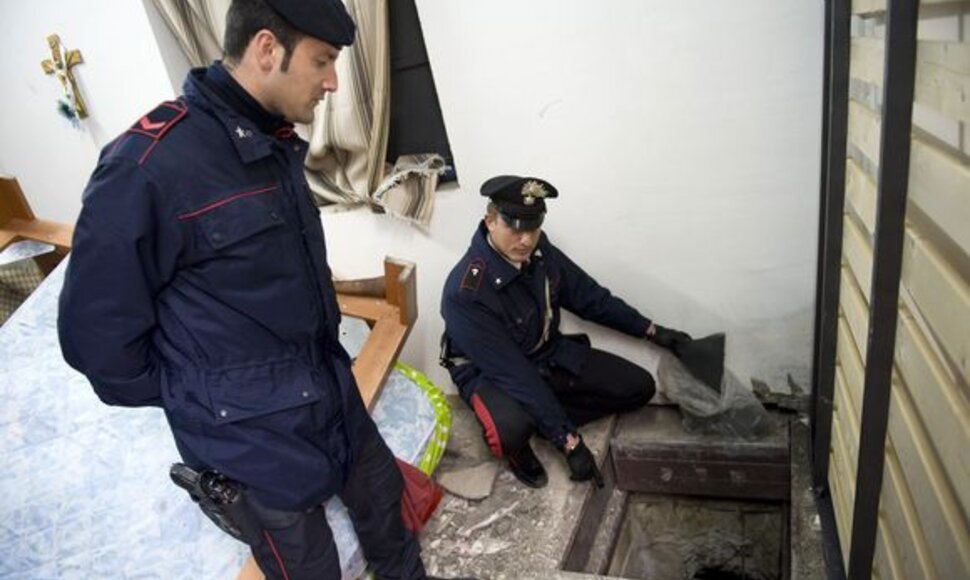 Policija rodo tunelį, per kurį pabėgo mafijos bosas.