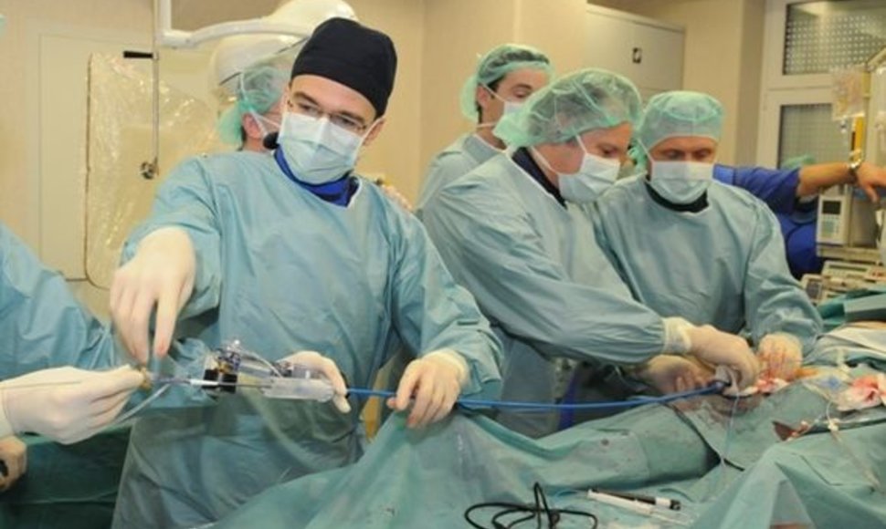 Prof. A.Aidietis, gyd. V.Bilkis, gyd. G.Bieliauskas aortos vožtuvo per kateterį implantavimo metu.