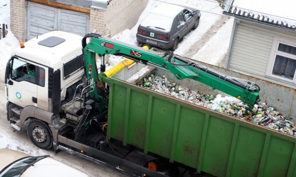 Neteisėtai atliekų tvarkymu užsiimančios įmonės dirba tik su stambiais klientais, tuo tarpu „Kauno švara“ pagal sutartį su savivaldybe privalo važiuoti net ir nuostolingais maršrutais.