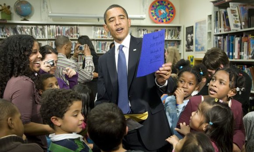 Obama lankosi mokykloje.