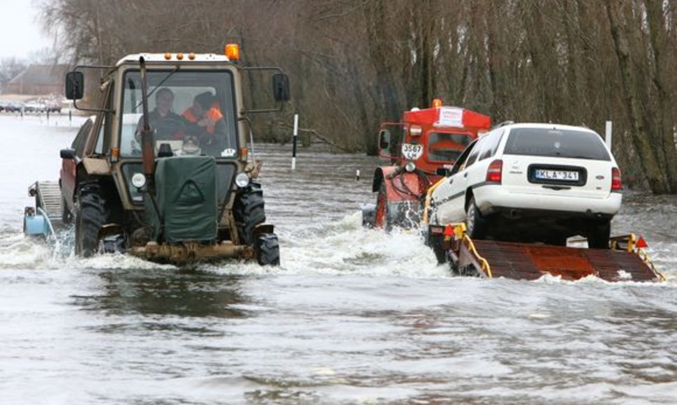 Prasidėjus potvyniui per parą kelio ruože Šilutė-Rusnė perkeliama apie 700 automobilių. 