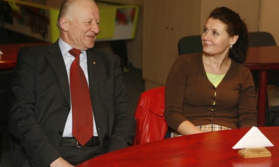 Daugiau nei 2 mln. Lt lėšų pasisavinimų įtariamos tarybos narės J.Žeimienės kratosi jos buvę partiečiai socialdemokratai, suskubę nuo politikės atsiriboti. 