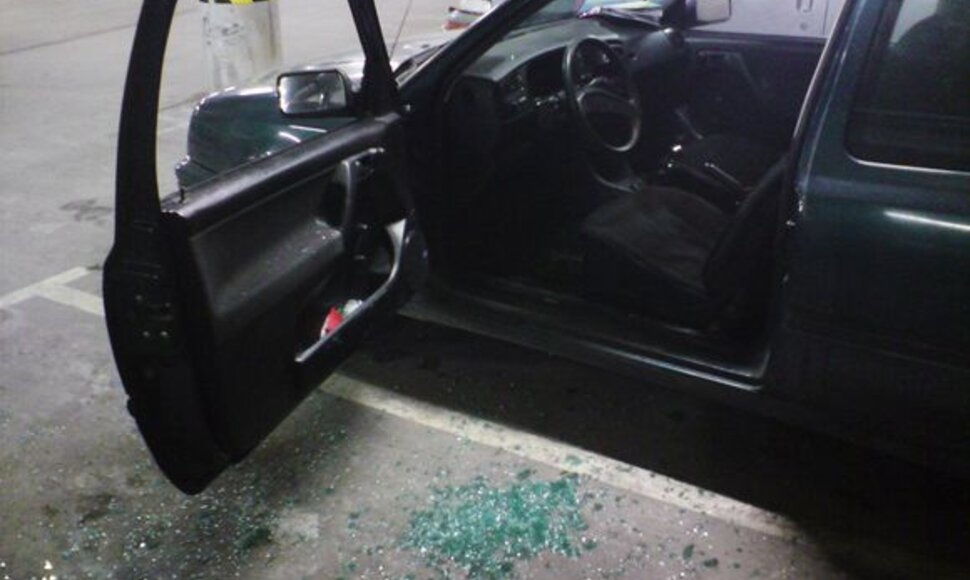 Po ketvirčio valandos, praleistos prekybos centre, grįžęs į stovėjimo aikštelę D.Širvinskas rado automobilį išdaužtu stiklu ir be magnetolos.