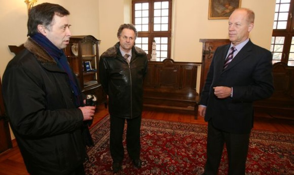 A.Kurlavičius (viduryje) prisipažino, jog jaudulio prieš garbaus svečio vizitą jam išvengti nepavyks.