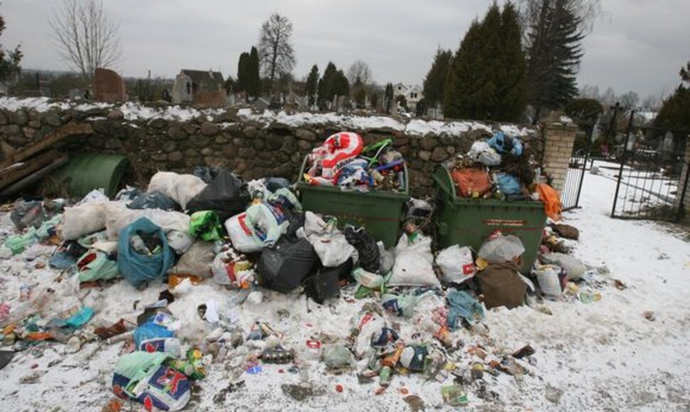 Salininkų gyventojai, neturėdami kur padėti savo buitinių atliekų, jas verčia tiesiog prie netoliese įsikūrusių kapinių.