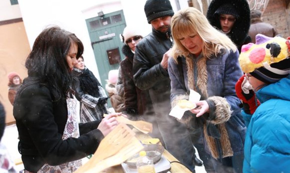 Klaipėdiečiai Etnokultūros centre tradiciškai vaišinti blynais. (2009-02-22)