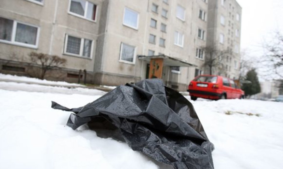 Žmogžudystės vietą ketvirtadienį žymėjo ant sniego likę kraujo pėdsakai ir kriminalistų naudojamo maišo skiautės.