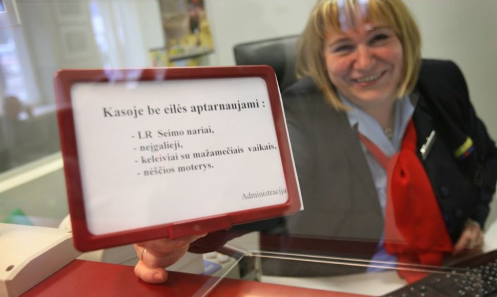 Lietuvos autobusų stotyse perkant bilietus Seimo nariams galioja  pirmenybė kaip neįgaliesiems, nėščiosioms ar senjorams.