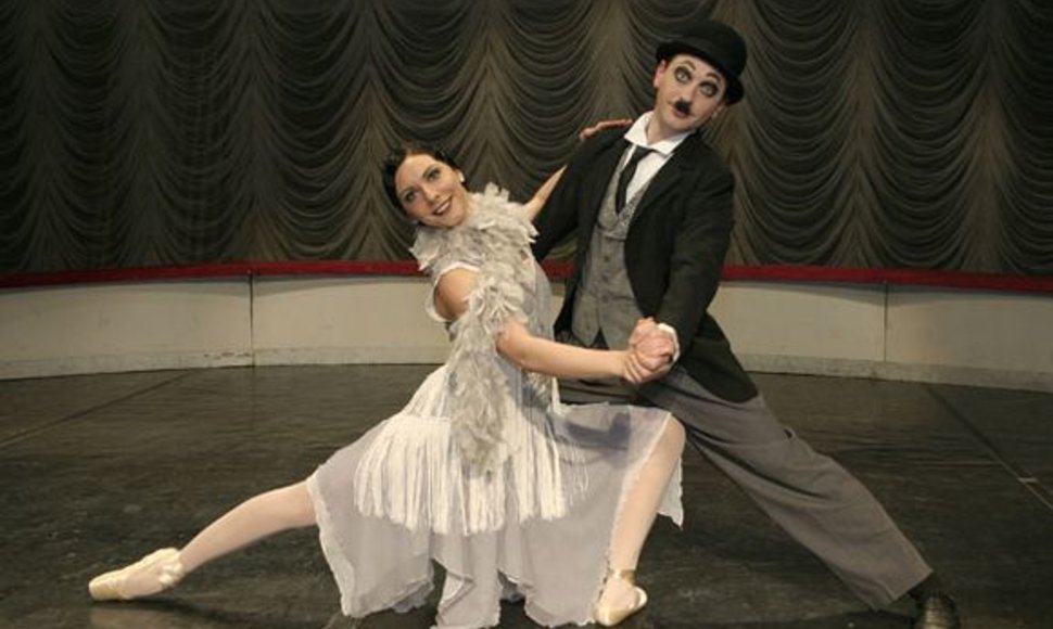 Spektaklį „Baletinė Čaplino ir Dolskio korta“ žiūrovai galės pamatyti įsigiję proginį teatro mėnesio bilietą.