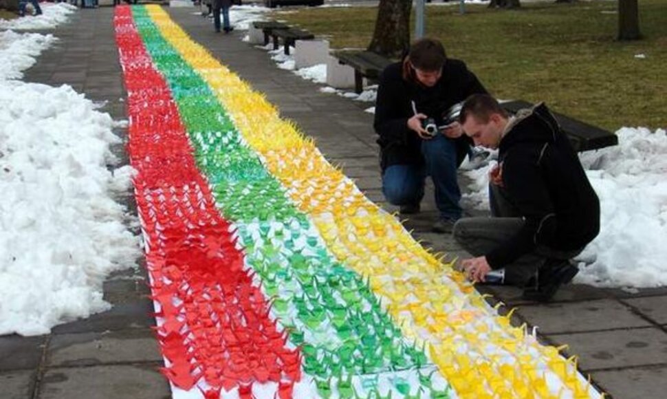 Ukmergėje pasiektas naujas, didžiausios Lietuvos vėliavos aplikacijos, rekordas. (2009-03-11)