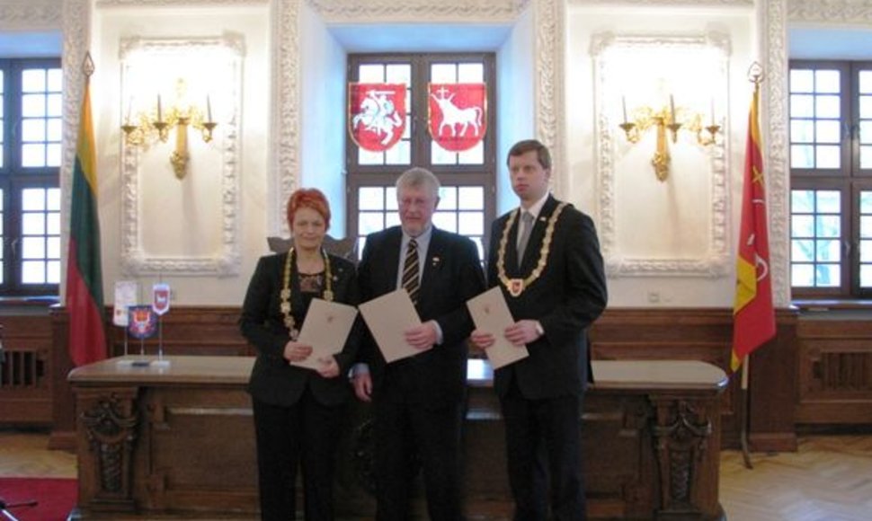 Sutartį savo parašais patvirtino Vestfoldo apskrities meras P. Johansen (viduryje), Kauno miesto meras A.Kupčinskas (dešinėje) ir Kauno apskrities viršininkė O.Balžekienė.