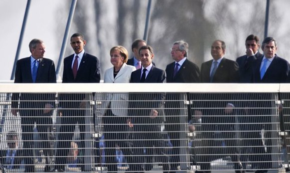 NATO lyderiai pėsčiomis perėjo Prancūziją ir Vokietiją jungiančiu tiltu.
