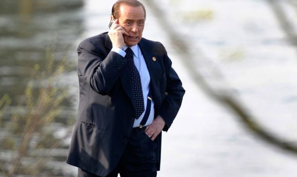 Silvio Berlusconi kalba telefonu.