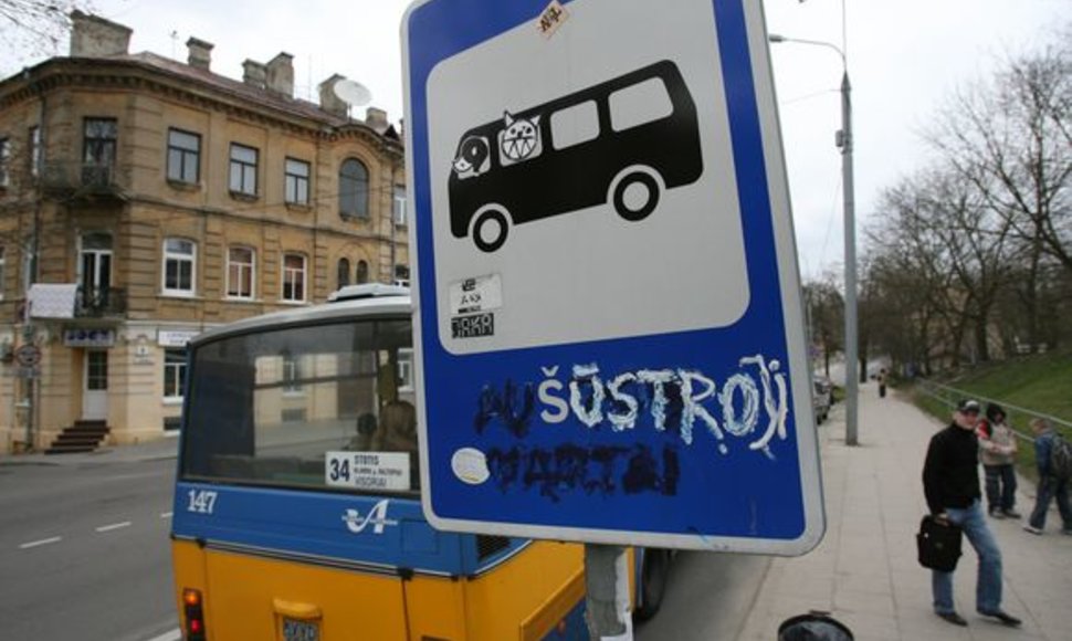 Vilniuje vandalai smaginasi pervadindami viešojo transporto stoteles. Buvusi „Aušros vartų st.“ tapo „Šūstrąja st.“.