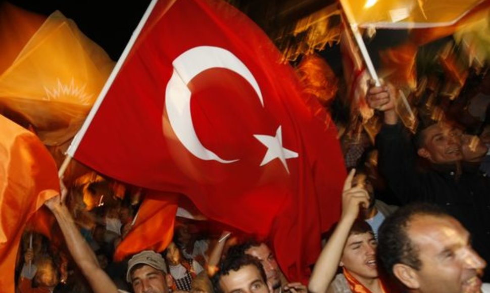 Kipro turkų rinkimus sekmadienį laimėjo griežtosios linijos šalininkai nacionalistai, kurie gavo beveik 44 proc. balsų.