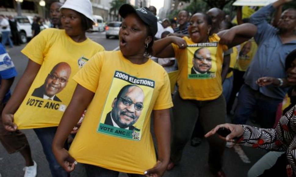 Pietų Afrikos gyventojai džiaugiasi rinkimų rezultatais.