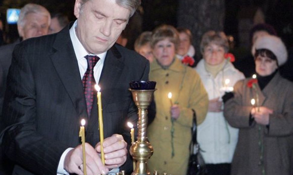 Ukraina anksti sekmadienį pagerbė lygiai prieš 23 metus įvykusios Černobylio katastrofos aukas.