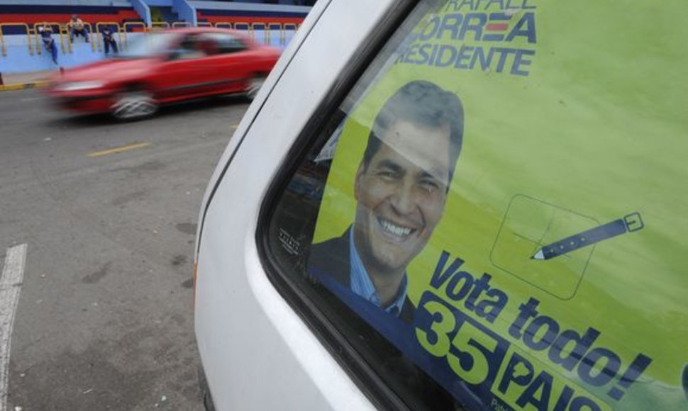 Visuomenės apklausos rodo, kad rinkimus Ekvadore lengvai laimės prezidentas Rafaelis Correa.