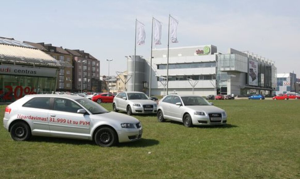 Nors verslininkų teigimu, ant žolės sustatyti automobiliai jokios žalos nedaro, „15min“ pradėjus domėtis šiomis reklaminėmis mašinomis, jos buvo patrauktos nuo vejos.