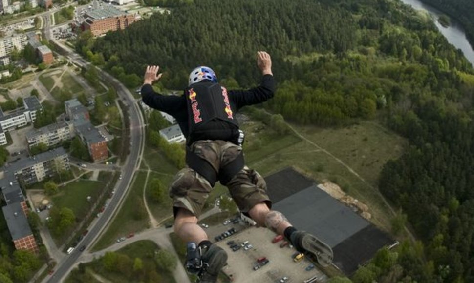 Pirmasis šuolis parašiutu nuo Vilniaus TV bokšto.