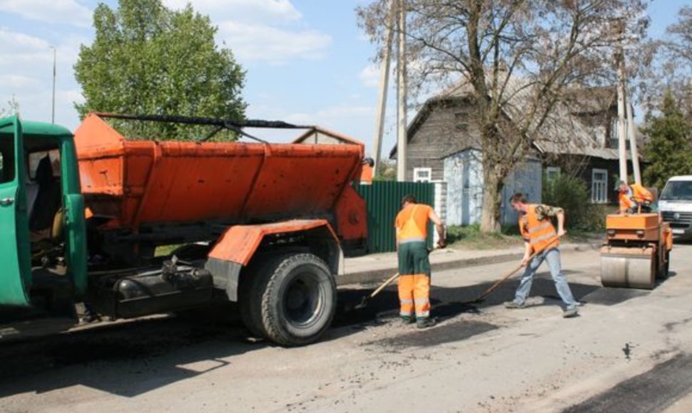 Kauno rajone mažėja duobėtų kelių. 