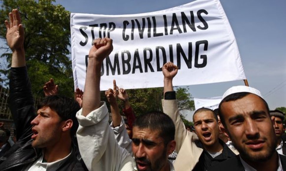  Maždaug tūkstantis studentų sekmadienį sostinėje Kabule protestavo prieš tai, kad per JAV antskrydžius, kaip manoma, žuvo dešimtys civilių gyventojų.