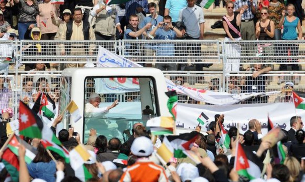 Dešimtys tūkstančių jordaniečių sekmadienį pasveikino popiežių Benediktą XVI, kuris paskutinę savo vizito šioje šalyje dieną atvyko aukoti mišių futbolo stadione Amane.