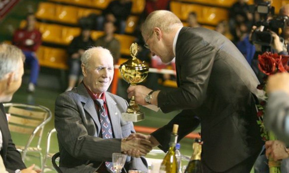 Turnyro uždaryme dalyvavo ir jo „kaltininkas“ – legendinis Lietuvos boksininkas ir treneris A.Šocikas, kuriam gegužės 14-ąją suėjo 81-eri.